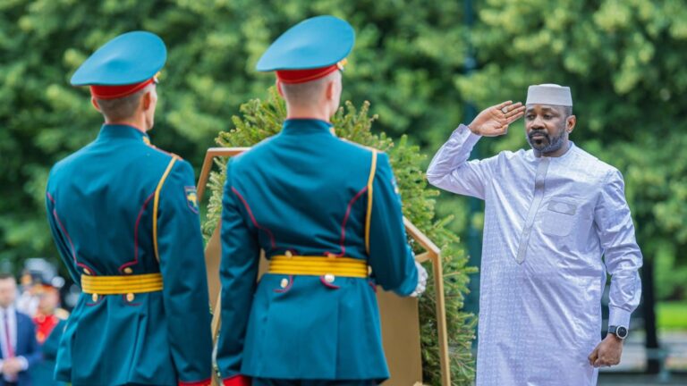 Par ce geste, Son Excellence le Général Assimi GOÏTA rend hommage à tous les soldats tombés pour la défense de leur patrie, quelle que soit leur nationalité. Ce dépôt de gerbe incarne la reconnaissance du sacrifice ultime.