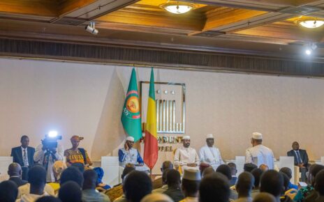 Les échanges ont aussi porté sur les relations bilatérales entre le Mali et la Russie, vieilles de plus de six décennies. Son Excellence le Général d’Armée Assimi GOÏTA a expliqué le bien-fondé de sa visite, inscrite dans une dynamique de renforcement stratégique des partenariats, notamment dans les domaines de la sécurité, de l’énergie, de l’éducation et de la technologie.