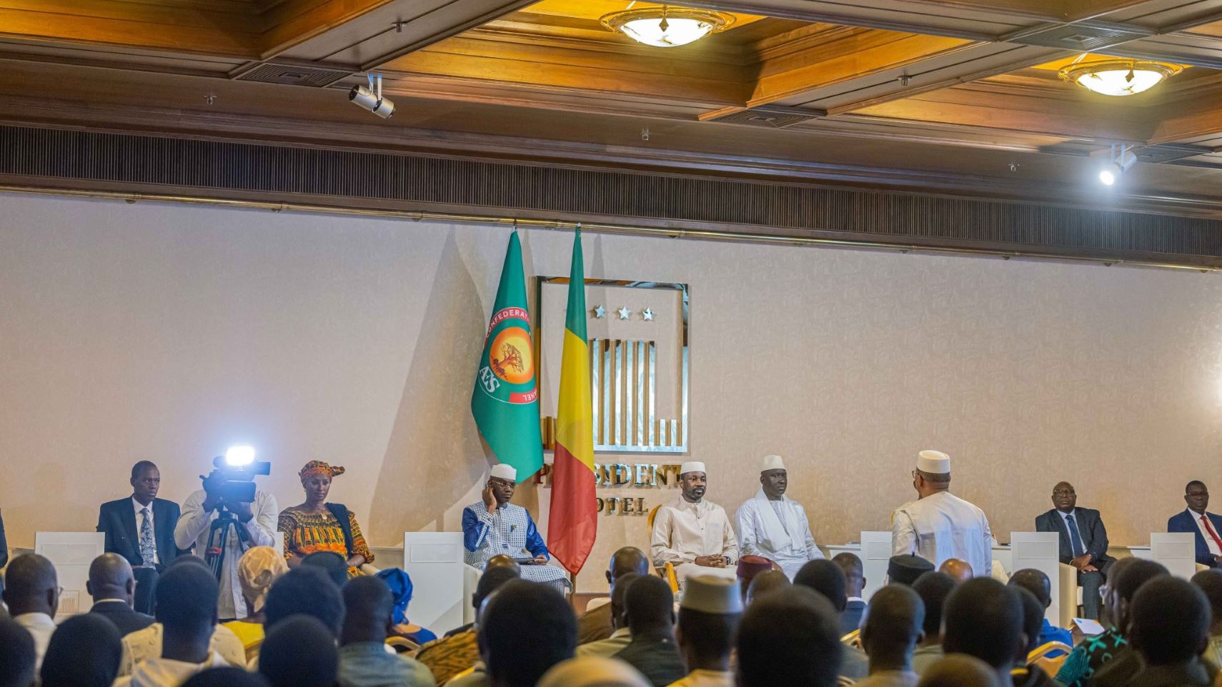 Les échanges ont aussi porté sur les relations bilatérales entre le Mali et la Russie, vieilles de plus de six décennies. Son Excellence le Général d’Armée Assimi GOÏTA a expliqué le bien-fondé de sa visite, inscrite dans une dynamique de renforcement stratégique des partenariats, notamment dans les domaines de la sécurité, de l’énergie, de l’éducation et de la technologie.