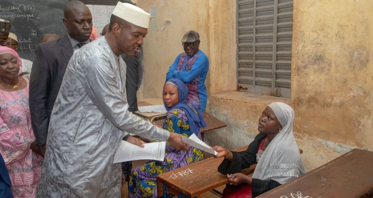 Le Baccalauréat session 2025 au Mali mobilise 199 449 candidats, dont 95 437 filles et 104 012 garçons, répartis sur 517 centres d’examen à travers le pays, y compris le centre de Mberra, en Mauritanie