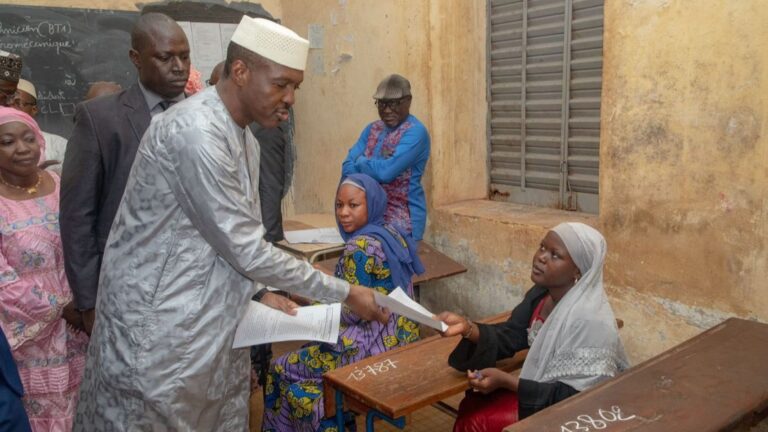 Le Baccalauréat session 2025 au Mali mobilise 199 449 candidats, dont 95 437 filles et 104 012 garçons, répartis sur 517 centres d’examen à travers le pays, y compris le centre de Mberra, en Mauritanie
