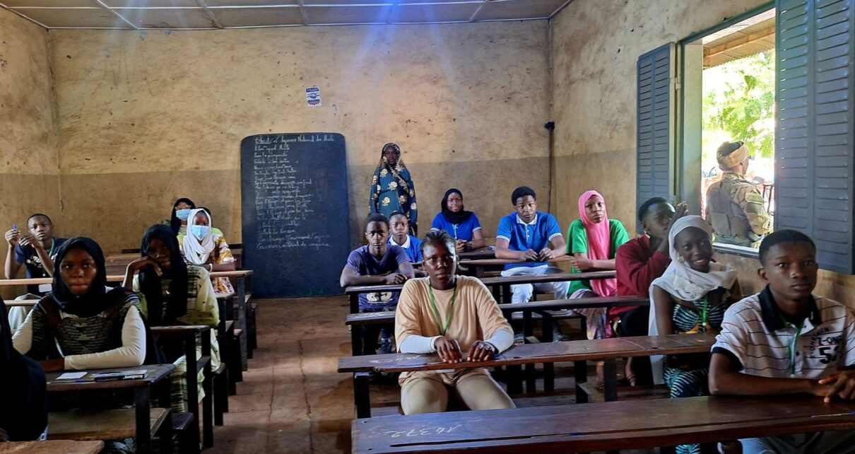 Cette année, ce sont 350 409 candidats, dont 173 767 filles et 176 442 garçons, qui affrontent les épreuves du DEF, répartis dans 1 842 centres d’examen à travers le pays. Parmi eux, 332 233 sont des candidats réguliers, tandis que 18 176 se présentent en tant que candidats libres.