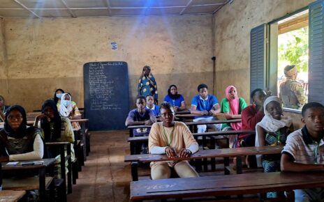 Cette année, ce sont 350 409 candidats, dont 173 767 filles et 176 442 garçons, qui affrontent les épreuves du DEF, répartis dans 1 842 centres d’examen à travers le pays. Parmi eux, 332 233 sont des candidats réguliers, tandis que 18 176 se présentent en tant que candidats libres.