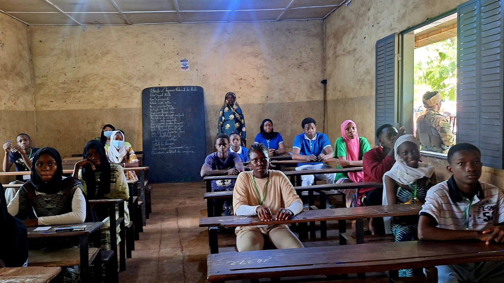 Cette année, ce sont 350 409 candidats, dont 173 767 filles et 176 442 garçons, qui affrontent les épreuves du DEF, répartis dans 1 842 centres d’examen à travers le pays. Parmi eux, 332 233 sont des candidats réguliers, tandis que 18 176 se présentent en tant que candidats libres.