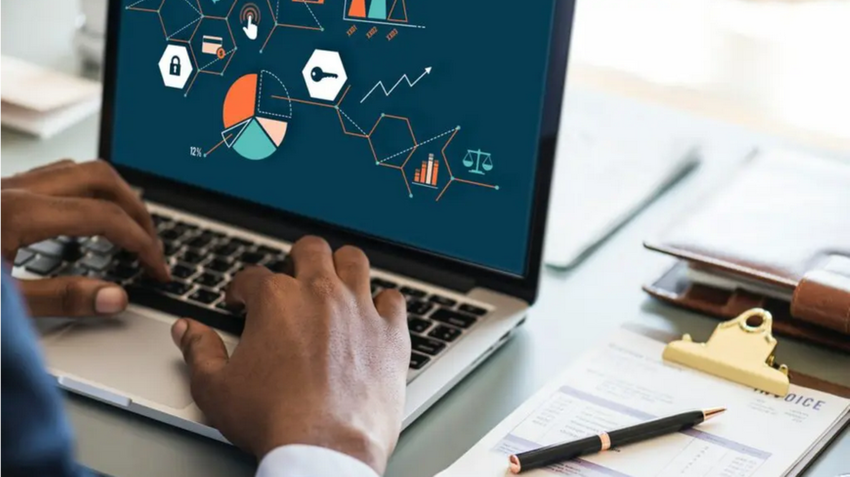 Le logiciel de gestion de l’état civil et le système de gestion intégré des ressources humaines SIGRH procurent de nombreux avantages à en croire les experts. Près de cinq mois après sa création, l’Agence nationale de Sécurisation des actes d’état civil développe en relation avec le centre de traitement des données de l’état civil (CTDEC, une application destinée aux structures de santé et à l’état civil. Une action qui s’inscrit dans le cadre de sa mission d’identification des moyens électroniques, la conception, la production et l’authentification des actes d’état civil à savoir naissance, mariage et décès. L’application est présentée au membre du comité de pilotage de la digitalisation de l’administration présidé par le Premier ministre, Chef du gouvernement.