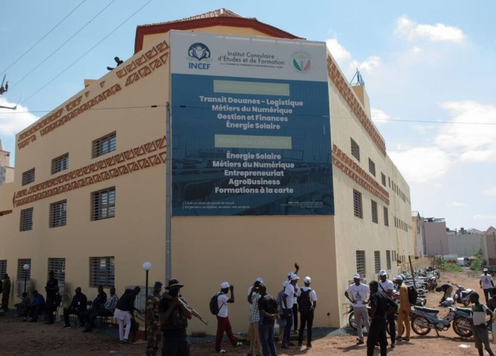 L’INCEF, réalisé par la Chambre de Commerce et d’Industrie du Mali (CCIM) pour 1,5 milliard de francs CFA, assure la formation professionnelle initiale et continue dans les différents métiers de l’entreprise au profit des acteurs des secteurs de l’industrie, du commerce et des services. La formation qualifiante ou le perfectionnement est organisé sous forme de séminaires, d’ateliers ou de programmes de courte durée sur des thématiques variées.