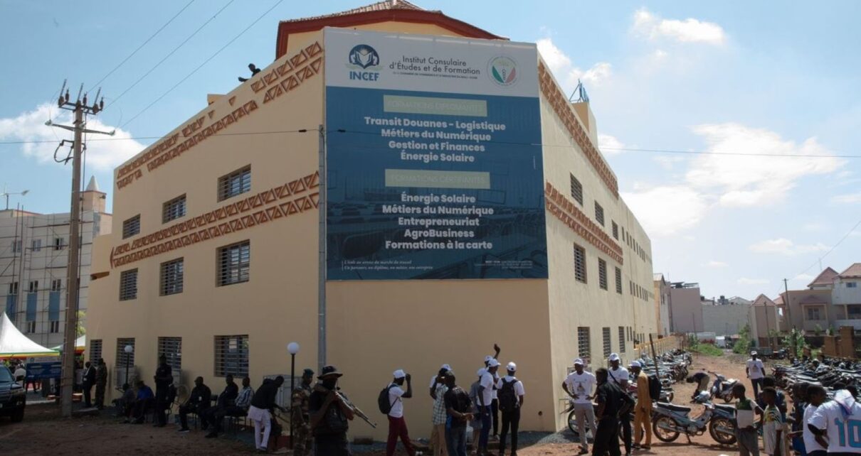 L’INCEF, réalisé par la Chambre de Commerce et d’Industrie du Mali (CCIM) pour 1,5 milliard de francs CFA, assure la formation professionnelle initiale et continue dans les différents métiers de l’entreprise au profit des acteurs des secteurs de l’industrie, du commerce et des services. La formation qualifiante ou le perfectionnement est organisé sous forme de séminaires, d’ateliers ou de programmes de courte durée sur des thématiques variées.