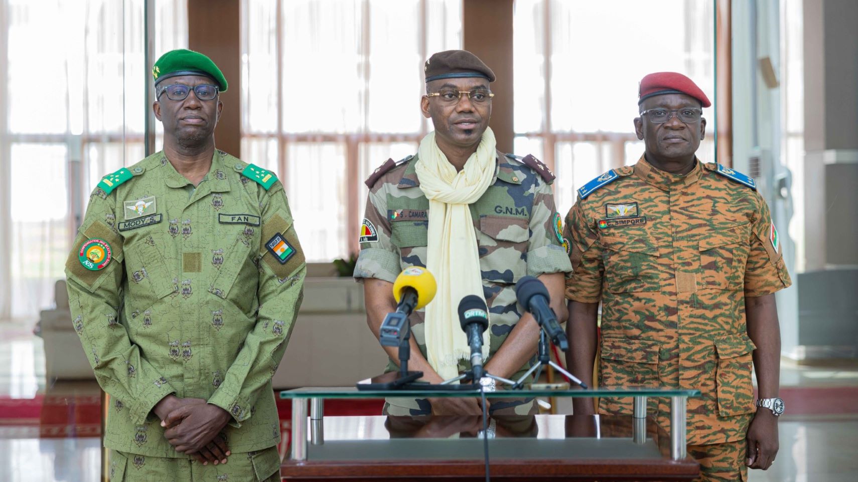 Cette rencontre s’inscrit dans la dynamique de renforcement de la coopération sécuritaire et de défense entre les États membres de l’AES, en réponse aux défis communs de sécurité, de souveraineté et de stabilité dans l’espace sahélien.