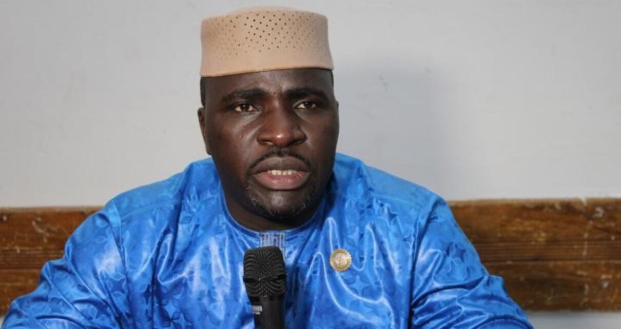 Le communiqué condamne fermement les actes terroristes perpétrés contre des agents de santé à Nioro du Sahel le 24 mai 2025 et à Macina le 27 mai 2025, et salue les efforts des Forces armées maliennes (FAMa) dans la lutte contre le terrorisme, tout en rappelant la nécessité du respect scrupuleux des droits de l’Homme et du droit international humanitaire.