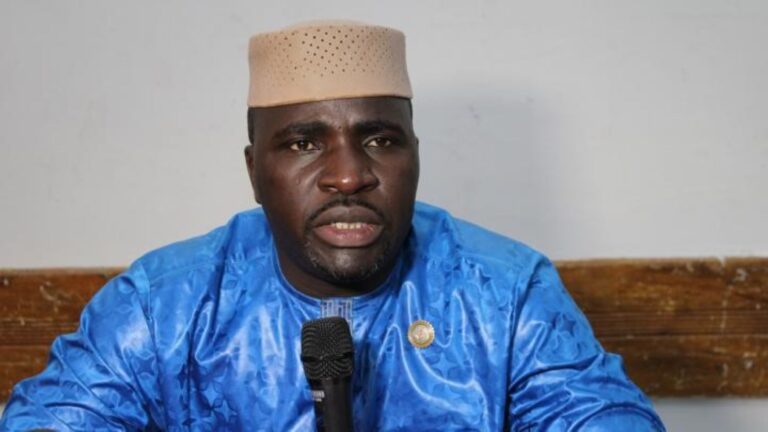 Le communiqué condamne fermement les actes terroristes perpétrés contre des agents de santé à Nioro du Sahel le 24 mai 2025 et à Macina le 27 mai 2025, et salue les efforts des Forces armées maliennes (FAMa) dans la lutte contre le terrorisme, tout en rappelant la nécessité du respect scrupuleux des droits de l’Homme et du droit international humanitaire.