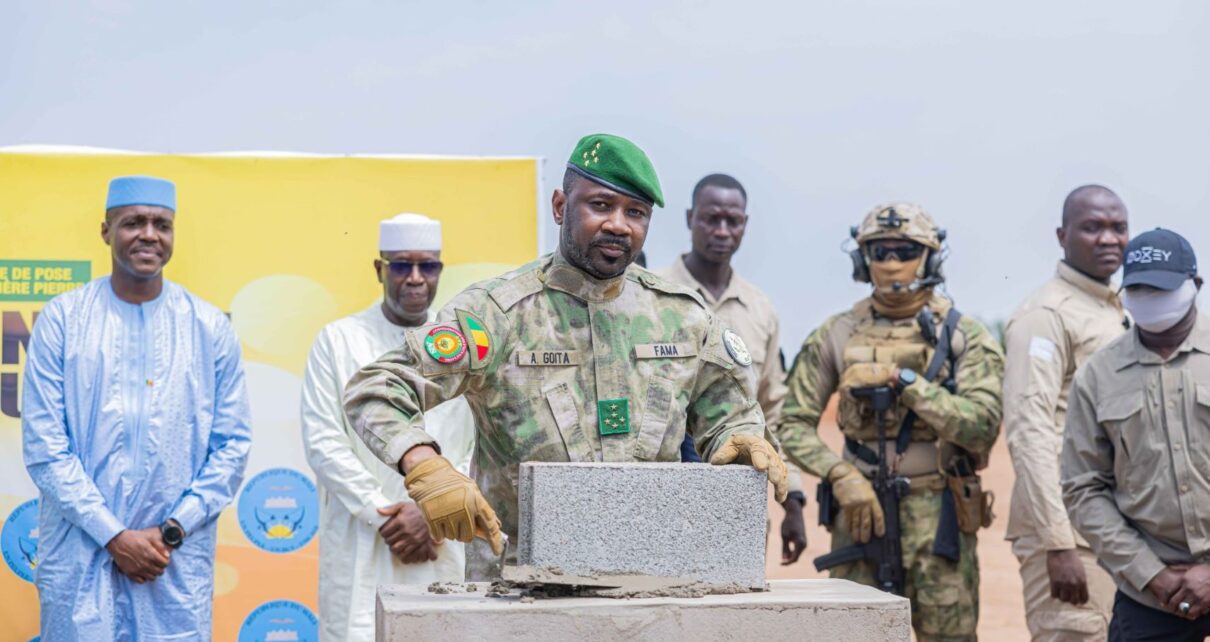 Cette raffinerie, fruit d’une volonté politique forte, s’inscrit dans la continuité des Assises nationales de la Refondation, au cours desquelles le peuple malien a exprimé une attente claire : faire en sorte que l’or du Mali profite aux Maliens, a rappelé le Président de la Transition, dans une interview accordée à la presse, après avoir posé la première pierre de la future usine de raffinage de l’or du Mali. Cette infrastructure stratégique, d’une capacité de 200 tonnes d’or par an, permettra enfin au pays d’affiner localement tout l’or extrait sur son sol, mettant un terme à des décennies d’exportation brute vers des raffineries étrangères.