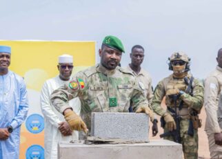 Cette raffinerie, fruit d’une volonté politique forte, s’inscrit dans la continuité des Assises nationales de la Refondation, au cours desquelles le peuple malien a exprimé une attente claire : faire en sorte que l’or du Mali profite aux Maliens, a rappelé le Président de la Transition, dans une interview accordée à la presse, après avoir posé la première pierre de la future usine de raffinage de l’or du Mali. Cette infrastructure stratégique, d’une capacité de 200 tonnes d’or par an, permettra enfin au pays d’affiner localement tout l’or extrait sur son sol, mettant un terme à des décennies d’exportation brute vers des raffineries étrangères.