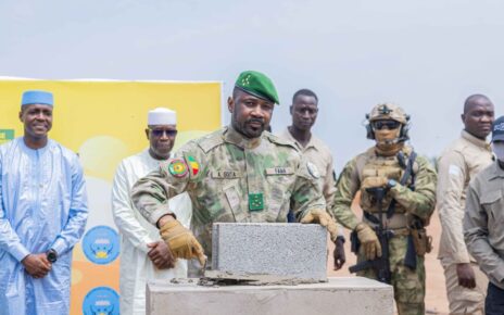 Cette raffinerie, fruit d’une volonté politique forte, s’inscrit dans la continuité des Assises nationales de la Refondation, au cours desquelles le peuple malien a exprimé une attente claire : faire en sorte que l’or du Mali profite aux Maliens, a rappelé le Président de la Transition, dans une interview accordée à la presse, après avoir posé la première pierre de la future usine de raffinage de l’or du Mali. Cette infrastructure stratégique, d’une capacité de 200 tonnes d’or par an, permettra enfin au pays d’affiner localement tout l’or extrait sur son sol, mettant un terme à des décennies d’exportation brute vers des raffineries étrangères.