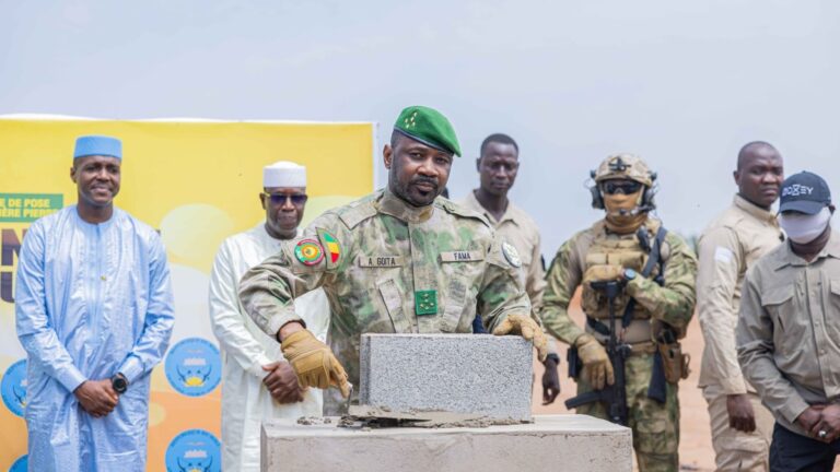 Cette raffinerie, fruit d’une volonté politique forte, s’inscrit dans la continuité des Assises nationales de la Refondation, au cours desquelles le peuple malien a exprimé une attente claire : faire en sorte que l’or du Mali profite aux Maliens, a rappelé le Président de la Transition, dans une interview accordée à la presse, après avoir posé la première pierre de la future usine de raffinage de l’or du Mali. Cette infrastructure stratégique, d’une capacité de 200 tonnes d’or par an, permettra enfin au pays d’affiner localement tout l’or extrait sur son sol, mettant un terme à des décennies d’exportation brute vers des raffineries étrangères.