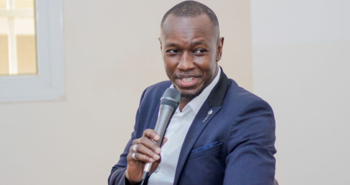 C’est pourquoi, je lance aujourd’hui un appel pressant : il est temps d’engager un grand projet national d’éducation citoyenne de masse, accessible à tous, partout au Mali, sans distinction d’âge, de niveau scolaire ou de statut social.