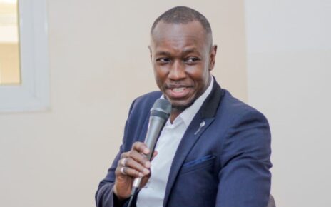 C’est pourquoi, je lance aujourd’hui un appel pressant : il est temps d’engager un grand projet national d’éducation citoyenne de masse, accessible à tous, partout au Mali, sans distinction d’âge, de niveau scolaire ou de statut social.