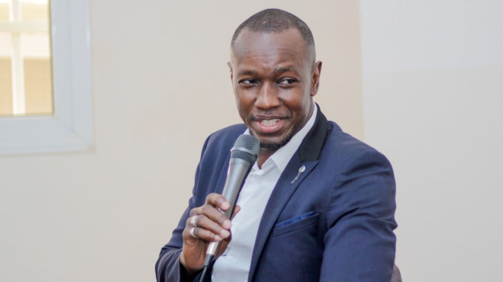 C’est pourquoi, je lance aujourd’hui un appel pressant : il est temps d’engager un grand projet national d’éducation citoyenne de masse, accessible à tous, partout au Mali, sans distinction d’âge, de niveau scolaire ou de statut social.