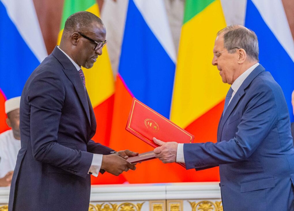 Ces accords portent sur les domaines du commerce, de l’énergie, des sciences, ainsi que sur les fondements des relations politiques, diplomatiques et sécuritaires entre les deux États.