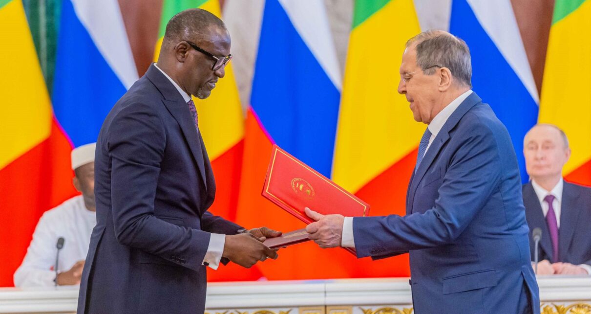 Ces accords portent sur les domaines du commerce, de l’énergie, des sciences, ainsi que sur les fondements des relations politiques, diplomatiques et sécuritaires entre les deux États.