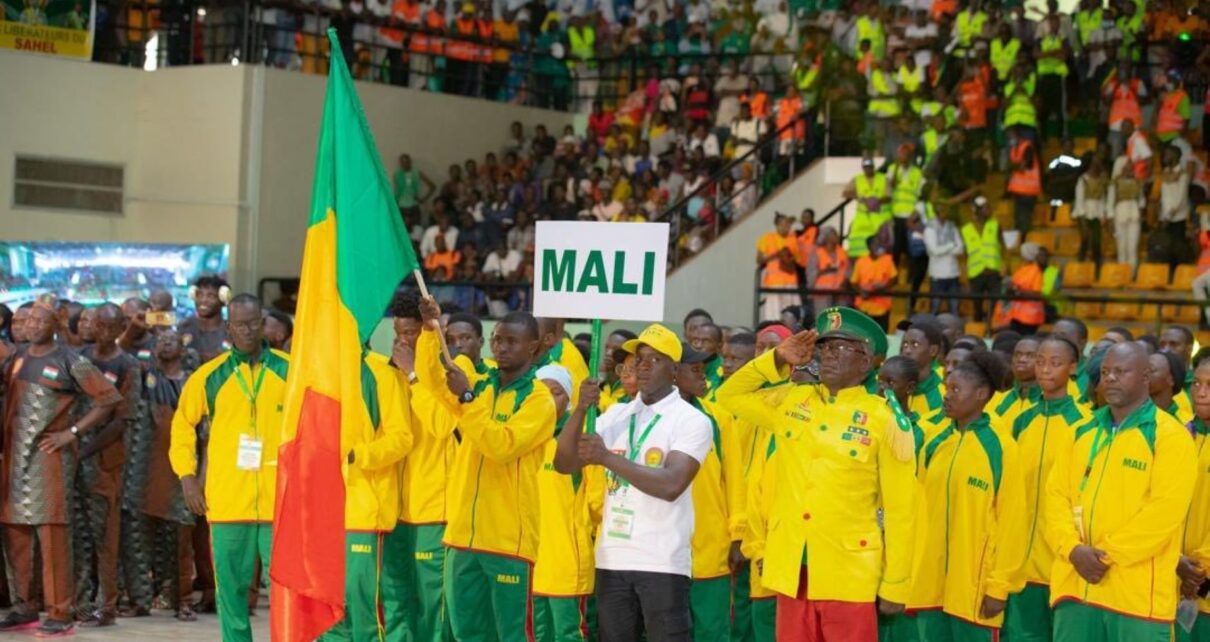 Composés de plusieurs centaines de sportifs compétissant dans 10 disciplines, les JAES se révèlent comme un socle de l’intégration des populations voulue par les Pères Fondateurs de l’AES: le Général d’Armée Assimi Goïta, président de la Transition, chef de l’État de la République du Mali, président de la Conférence des chefs d’État de la Confédération des États du Sahel, le capitaine Ibrahim Traoré, Président du Faso, chef de l’État du Burkina Faso et le général d’armée Abdourahamane Tiani, Président de la République, Chef de l’État du Niger.