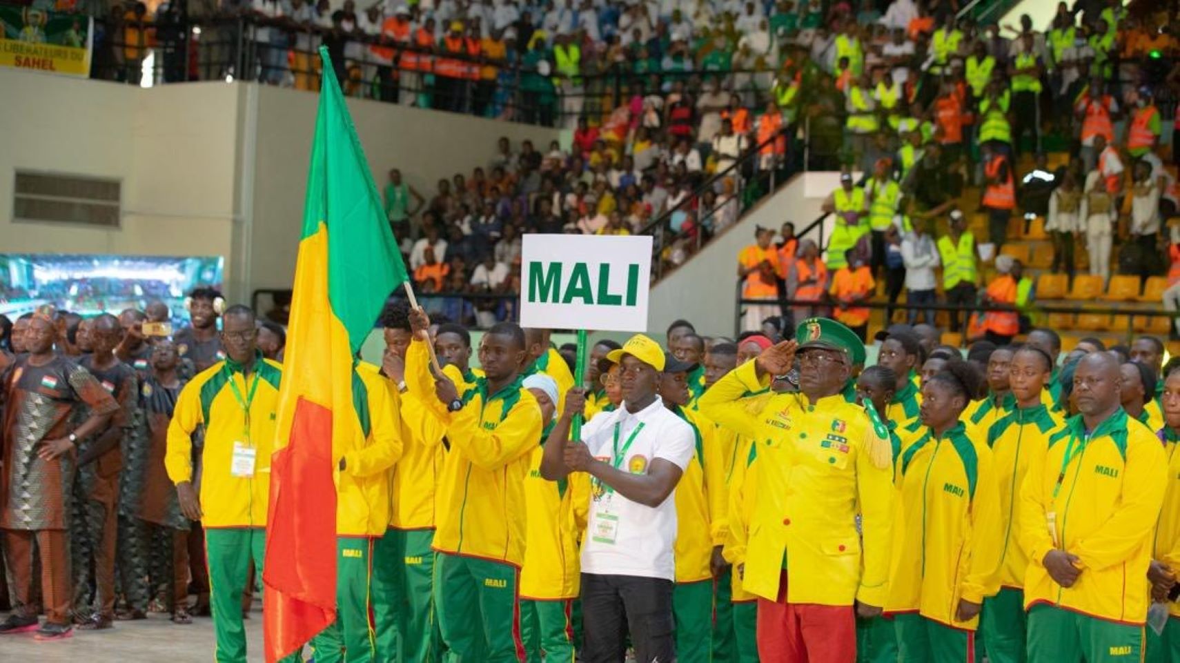 Composés de plusieurs centaines de sportifs compétissant dans 10 disciplines, les JAES se révèlent comme un socle de l’intégration des populations voulue par les Pères Fondateurs de l’AES: le Général d’Armée Assimi Goïta, président de la Transition, chef de l’État de la République du Mali, président de la Conférence des chefs d’État de la Confédération des États du Sahel, le capitaine Ibrahim Traoré, Président du Faso, chef de l’État du Burkina Faso et le général d’armée Abdourahamane Tiani, Président de la République, Chef de l’État du Niger.