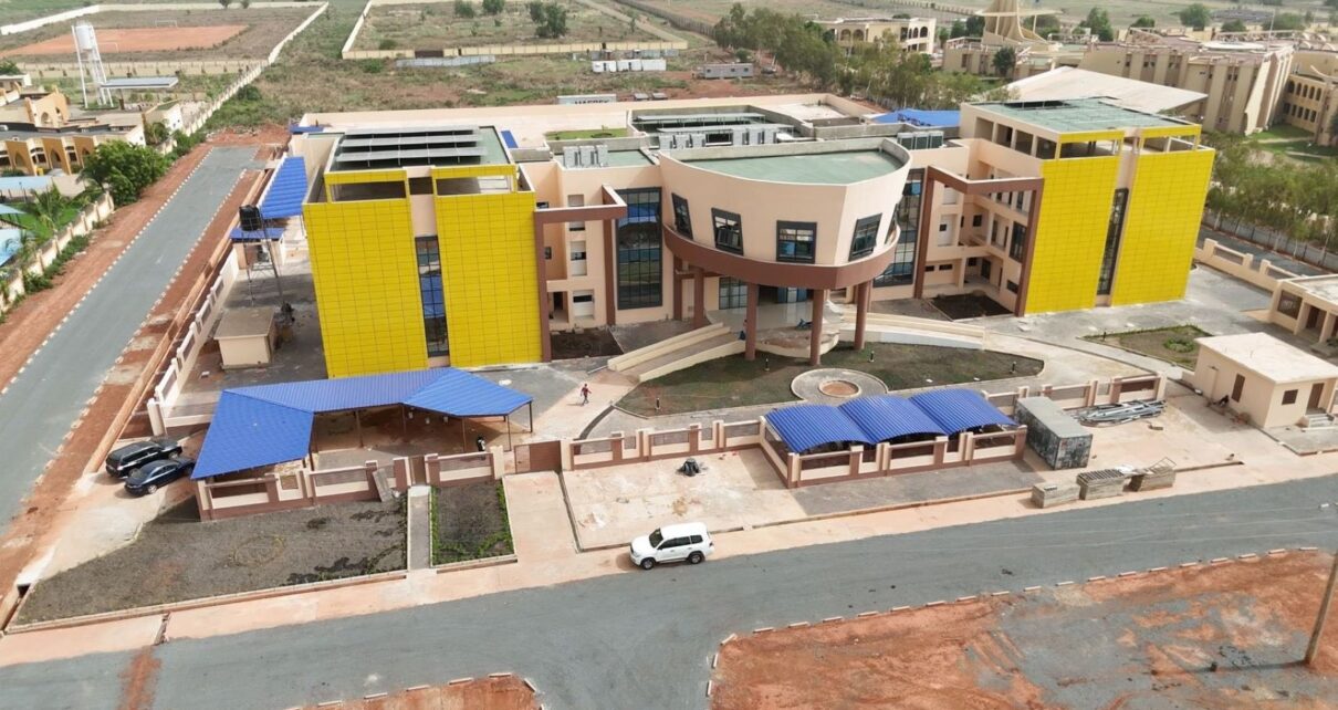 Situés dans la zone aéroportuaire Bamako-Sénou, ces joyaux architecturaux présentent un visage futuriste. D’abord, le grand immeuble du siège des Aéroports du Mali. Sis dans la zone aéroportuaire Bamako-Senou, ce bâtiment est un R+3, bâti sur une superficie d'un hectare et demi. Il comprend 72 bureaux, une salle de conférence, 3 salles de réunion et 11 locaux techniques équipés entre autres.