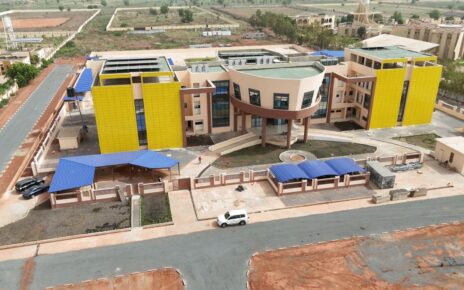 Situés dans la zone aéroportuaire Bamako-Sénou, ces joyaux architecturaux présentent un visage futuriste. D’abord, le grand immeuble du siège des Aéroports du Mali. Sis dans la zone aéroportuaire Bamako-Senou, ce bâtiment est un R+3, bâti sur une superficie d'un hectare et demi. Il comprend 72 bureaux, une salle de conférence, 3 salles de réunion et 11 locaux techniques équipés entre autres.