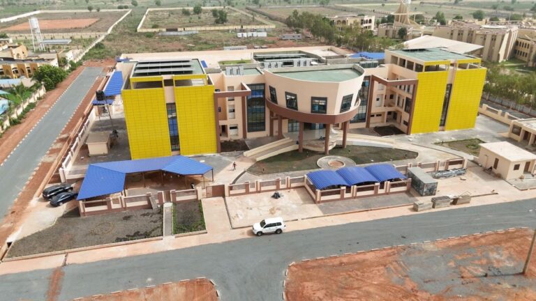 Situés dans la zone aéroportuaire Bamako-Sénou, ces joyaux architecturaux présentent un visage futuriste. D’abord, le grand immeuble du siège des Aéroports du Mali. Sis dans la zone aéroportuaire Bamako-Senou, ce bâtiment est un R+3, bâti sur une superficie d'un hectare et demi. Il comprend 72 bureaux, une salle de conférence, 3 salles de réunion et 11 locaux techniques équipés entre autres.