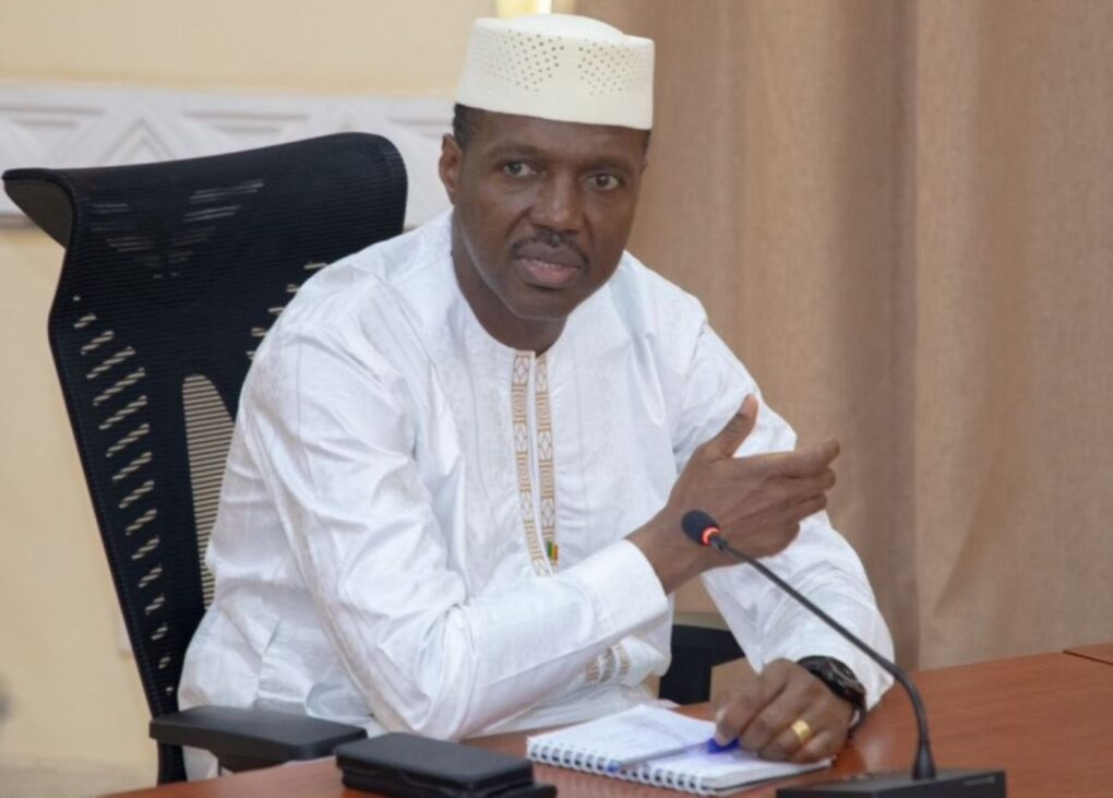 Dans un geste fort en faveur de la transparence et de la redevabilité administrative, le Premier ministre, Général de Division Abdoulaye Maïga, a adressé une correspondance ferme à plusieurs membres du gouvernement, sommant les services publics d’afficher les coûts de leurs prestations. Une mesure à portée symbolique et pratique, qui vise à renforcer la confiance des citoyens et à lutter contre les dérives souvent dénoncées au sein de l’administration.