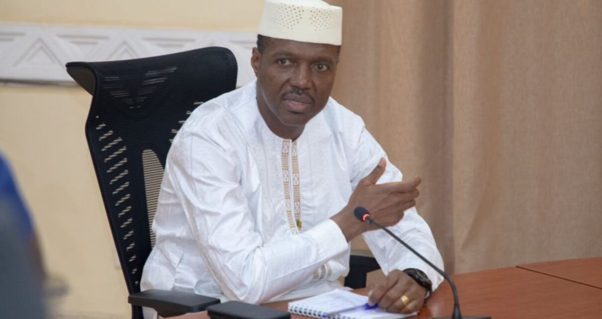 Dans un geste fort en faveur de la transparence et de la redevabilité administrative, le Premier ministre, Général de Division Abdoulaye Maïga, a adressé une correspondance ferme à plusieurs membres du gouvernement, sommant les services publics d’afficher les coûts de leurs prestations. Une mesure à portée symbolique et pratique, qui vise à renforcer la confiance des citoyens et à lutter contre les dérives souvent dénoncées au sein de l’administration.