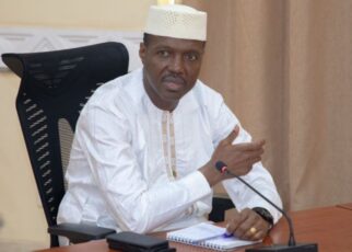 Dans un geste fort en faveur de la transparence et de la redevabilité administrative, le Premier ministre, Général de Division Abdoulaye Maïga, a adressé une correspondance ferme à plusieurs membres du gouvernement, sommant les services publics d’afficher les coûts de leurs prestations. Une mesure à portée symbolique et pratique, qui vise à renforcer la confiance des citoyens et à lutter contre les dérives souvent dénoncées au sein de l’administration.
