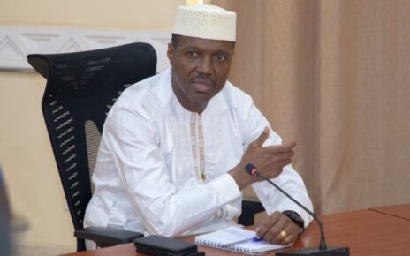 Dans un geste fort en faveur de la transparence et de la redevabilité administrative, le Premier ministre, Général de Division Abdoulaye Maïga, a adressé une correspondance ferme à plusieurs membres du gouvernement, sommant les services publics d’afficher les coûts de leurs prestations. Une mesure à portée symbolique et pratique, qui vise à renforcer la confiance des citoyens et à lutter contre les dérives souvent dénoncées au sein de l’administration.