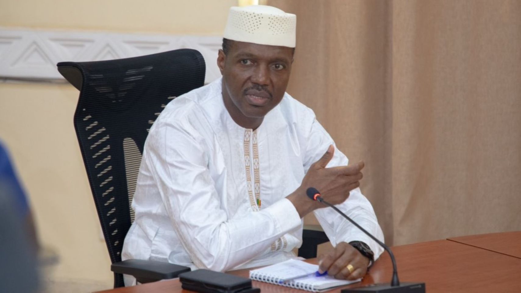 Dans un geste fort en faveur de la transparence et de la redevabilité administrative, le Premier ministre, Général de Division Abdoulaye Maïga, a adressé une correspondance ferme à plusieurs membres du gouvernement, sommant les services publics d’afficher les coûts de leurs prestations. Une mesure à portée symbolique et pratique, qui vise à renforcer la confiance des citoyens et à lutter contre les dérives souvent dénoncées au sein de l’administration.