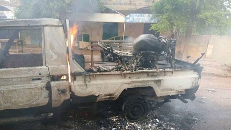 Face à l’horreur, des voix se sont élevées dans un ton commun : celui de l’unité nationale. Moussa Mara, ancien Premier ministre, a condamné ces « actes lâches et barbares » avant de saluer les FAMa : « Elles restent le pilier de l’État et de la Nation. Plus que jamais, l’unité devant l’adversité doit être notre mot d’ordre. »