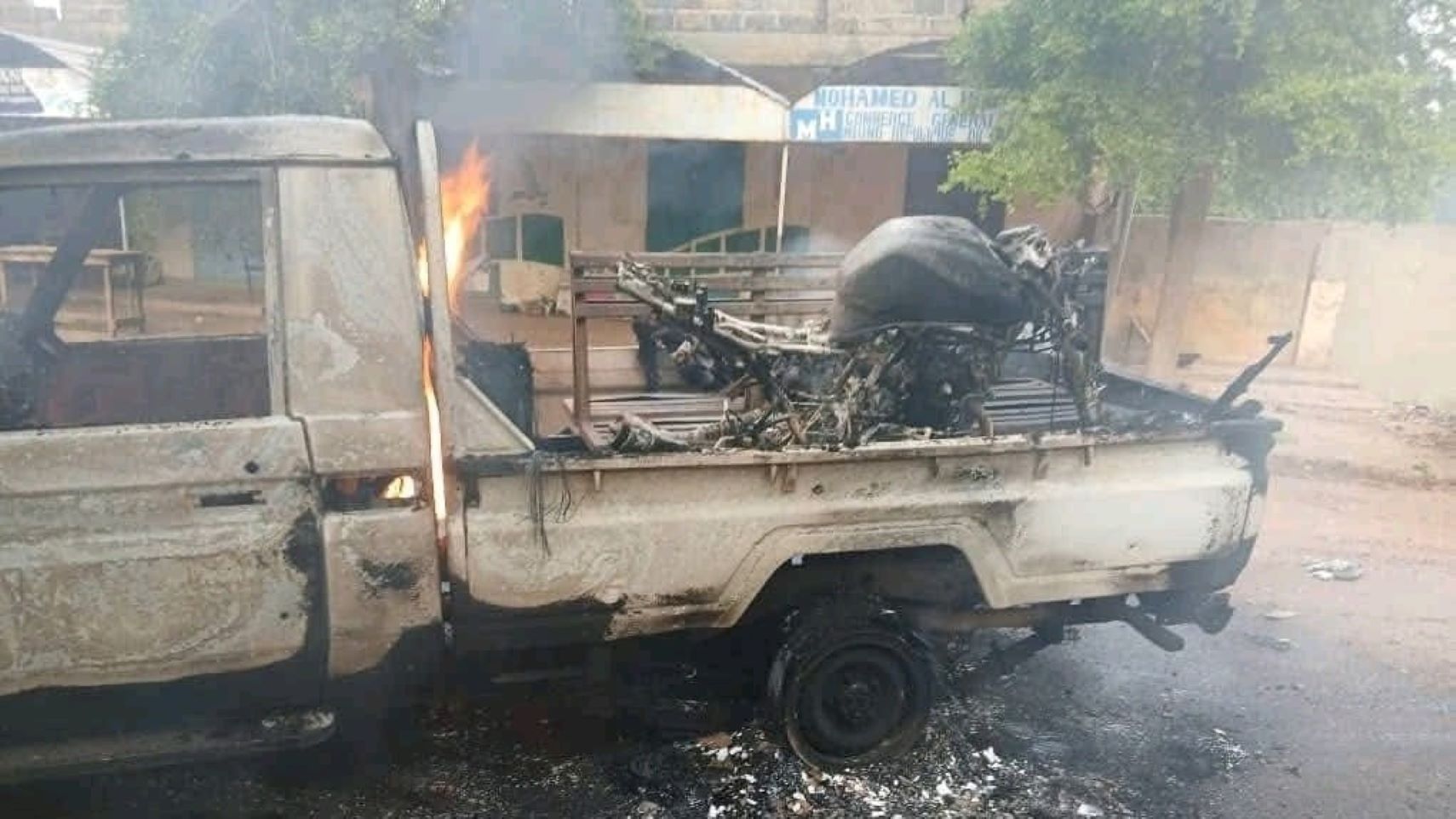 Face à l’horreur, des voix se sont élevées dans un ton commun : celui de l’unité nationale. Moussa Mara, ancien Premier ministre, a condamné ces « actes lâches et barbares » avant de saluer les FAMa : « Elles restent le pilier de l’État et de la Nation. Plus que jamais, l’unité devant l’adversité doit être notre mot d’ordre. »