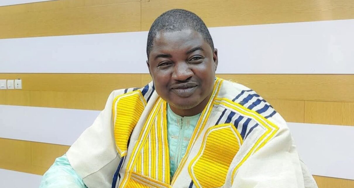Diplômé en sciences de l’éducation de la FLASH, et en journalisme -communication au Technolab-ISTA, il allie rigueur intellectuelle et sens aigu de l'éthique professionnelle. Yalkoué n’est pas seulement un homme de plume, il est aussi un homme de terrain, toujours aux côtés de ses confrères lorsqu'ils traversent des épreuves qu'elles soient professionnelles ou personnelles. Son nom est souvent le premier qu'on entend quand un journaliste est inquiété, harcelé ou dans le besoin.