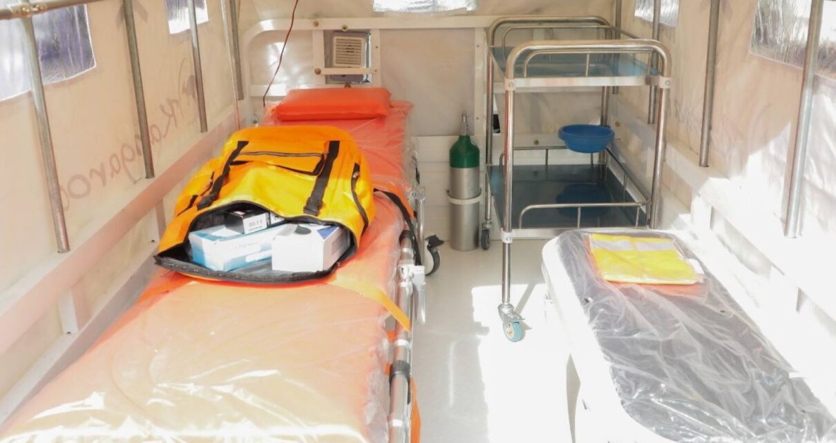 D’une valeur de 650 007 120 FCFA, cette dotation inclut : 6 camions de transport sanitaire, 1 pick‑up, des obus d’oxygène de 50 litres, des chariots de transport, des motos‑ambulances et des motos de service