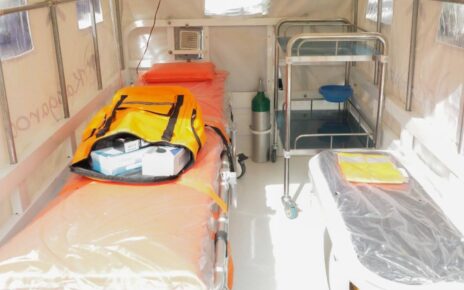 D’une valeur de 650 007 120 FCFA, cette dotation inclut : 6 camions de transport sanitaire, 1 pick‑up, des obus d’oxygène de 50 litres, des chariots de transport, des motos‑ambulances et des motos de service