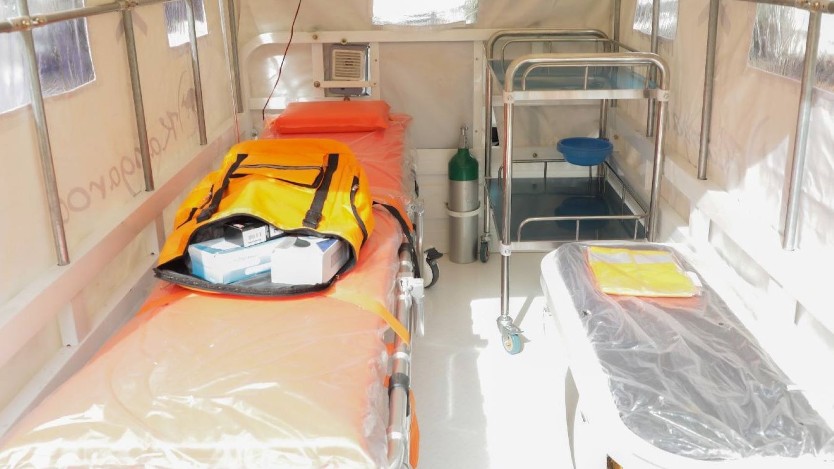 D’une valeur de 650 007 120 FCFA, cette dotation inclut : 6 camions de transport sanitaire, 1 pick‑up, des obus d’oxygène de 50 litres, des chariots de transport, des motos‑ambulances et des motos de service