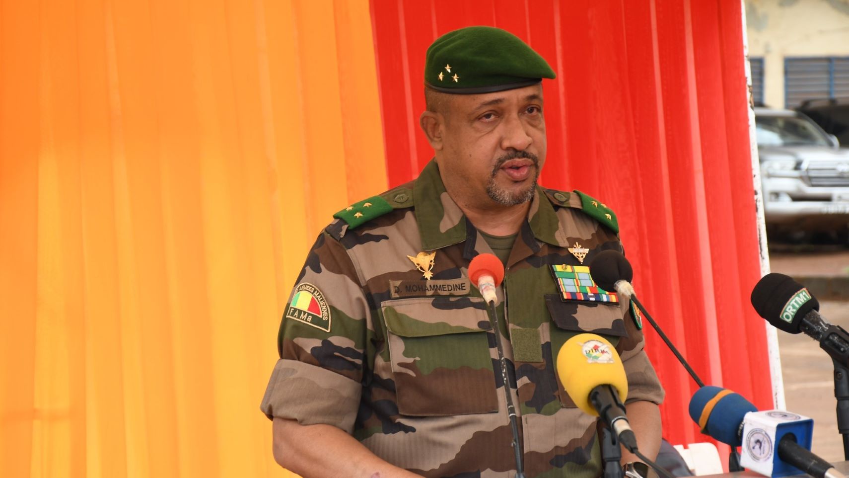 Des individus mal intentionnés, se font passer pour des intermédiaires, agissant au nom ou pour le compte de personnalités ou autorités publiques dans le but d'obtenir des faveurs ou avantages dans certaines administrations publiques.