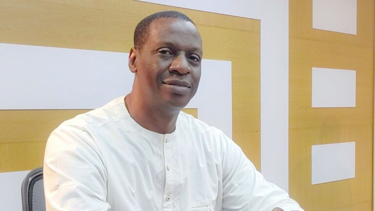 L’économiste malien n’a pas mâché ses mots : « C’est la guérilla économique actuellement », a-t-il lancé avec gravité, dénonçant la stratégie des groupes armés de s’en prendre directement aux moteurs économiques du pays.