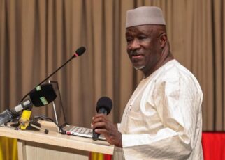 La situation de notre pays commande aux patriotes de se tenir informés, d’apprendre et de ne pas rester simple consommateurs, spectateurs ou commentateurs des dénouements d’une histoire qui se façonne sous nos yeux, et qui nous interpelle. Lire Choguel est toujours intéressant car, lui, il lit beaucoup ; une qualité indéniable de gros fouineur qui vous permet d’en apprendre, d’aller chercher, de fouiller et d’en savoir ; œuvre salubre.