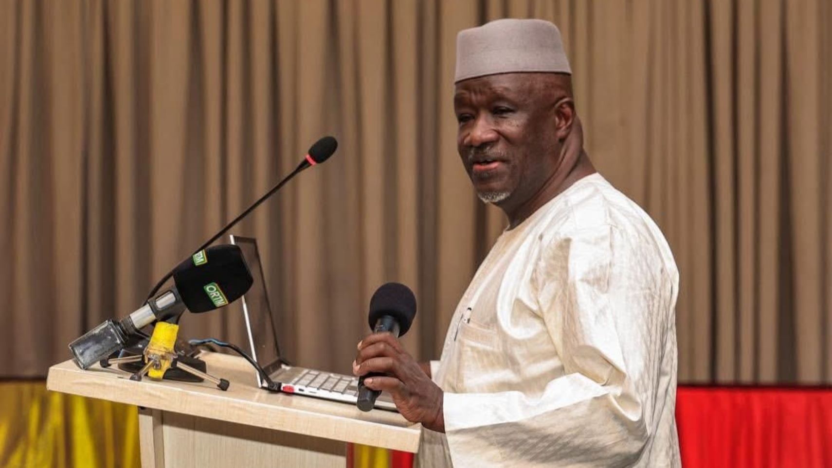 La situation de notre pays commande aux patriotes de se tenir informés, d’apprendre et de ne pas rester simple consommateurs, spectateurs ou commentateurs des dénouements d’une histoire qui se façonne sous nos yeux, et qui nous interpelle. Lire Choguel est toujours intéressant car, lui, il lit beaucoup ; une qualité indéniable de gros fouineur qui vous permet d’en apprendre, d’aller chercher, de fouiller et d’en savoir ; œuvre salubre.