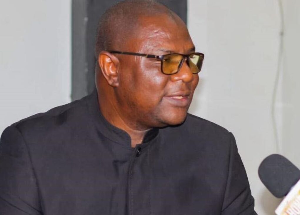 Professeur d’économie à l’Université des Sciences Sociales et de Gestion de Bamako, Issoufou Soumaïla Moulèye est réputé pour son engagement en faveur de l’excellence académique et de la recherche appliquée. Titulaire d’un doctorat en sciences économiques depuis 2014, il a été successivement promu au rang de Maître-Assistant en 2017 puis d’Agrégé en 2021 dans le cadre du CAMES. Il devient ainsi le premier agrégé en sciences économiques du Mali, un jalon qui témoigne de la rigueur et du mérite de son parcours.