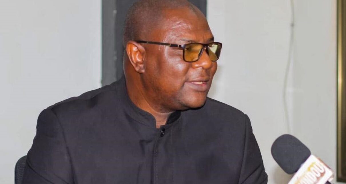 Professeur d’économie à l’Université des Sciences Sociales et de Gestion de Bamako, Issoufou Soumaïla Moulèye est réputé pour son engagement en faveur de l’excellence académique et de la recherche appliquée. Titulaire d’un doctorat en sciences économiques depuis 2014, il a été successivement promu au rang de Maître-Assistant en 2017 puis d’Agrégé en 2021 dans le cadre du CAMES. Il devient ainsi le premier agrégé en sciences économiques du Mali, un jalon qui témoigne de la rigueur et du mérite de son parcours.
