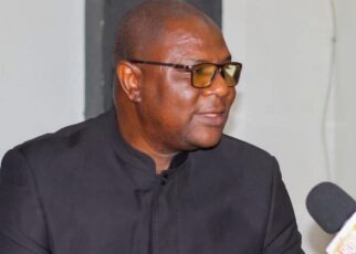 Professeur d’économie à l’Université des Sciences Sociales et de Gestion de Bamako, Issoufou Soumaïla Moulèye est réputé pour son engagement en faveur de l’excellence académique et de la recherche appliquée. Titulaire d’un doctorat en sciences économiques depuis 2014, il a été successivement promu au rang de Maître-Assistant en 2017 puis d’Agrégé en 2021 dans le cadre du CAMES. Il devient ainsi le premier agrégé en sciences économiques du Mali, un jalon qui témoigne de la rigueur et du mérite de son parcours.