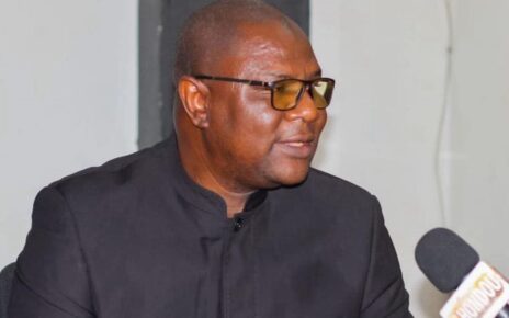 Professeur d’économie à l’Université des Sciences Sociales et de Gestion de Bamako, Issoufou Soumaïla Moulèye est réputé pour son engagement en faveur de l’excellence académique et de la recherche appliquée. Titulaire d’un doctorat en sciences économiques depuis 2014, il a été successivement promu au rang de Maître-Assistant en 2017 puis d’Agrégé en 2021 dans le cadre du CAMES. Il devient ainsi le premier agrégé en sciences économiques du Mali, un jalon qui témoigne de la rigueur et du mérite de son parcours.