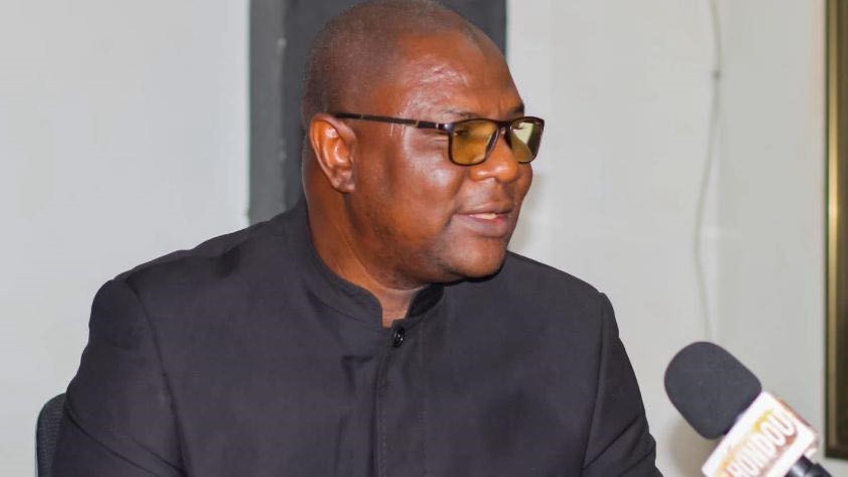 Professeur d’économie à l’Université des Sciences Sociales et de Gestion de Bamako, Issoufou Soumaïla Moulèye est réputé pour son engagement en faveur de l’excellence académique et de la recherche appliquée. Titulaire d’un doctorat en sciences économiques depuis 2014, il a été successivement promu au rang de Maître-Assistant en 2017 puis d’Agrégé en 2021 dans le cadre du CAMES. Il devient ainsi le premier agrégé en sciences économiques du Mali, un jalon qui témoigne de la rigueur et du mérite de son parcours.