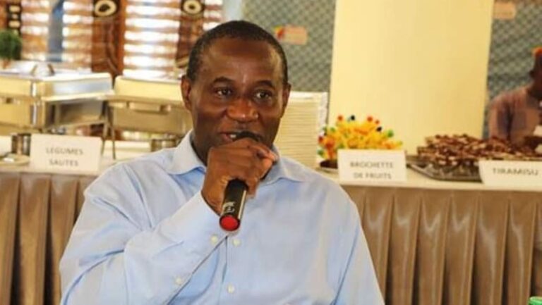 Les réactions tonitruantes de Komoguel, ancien premier ministre lâché sans ménagement par ses employeurs, démontrent qu’il a perdu le sens des réalités et qu’il aura du mal à se concilier avec un projet incluant un vrai dialogue avec le Peuple. L’homme semble souffrir de ce que craignent les rhétoriciens : la logorrhée, cette diarrhée verbale qui saisit le locuteur et l’entraîne dans une sorte de tourbillon discursif inarrêtable.