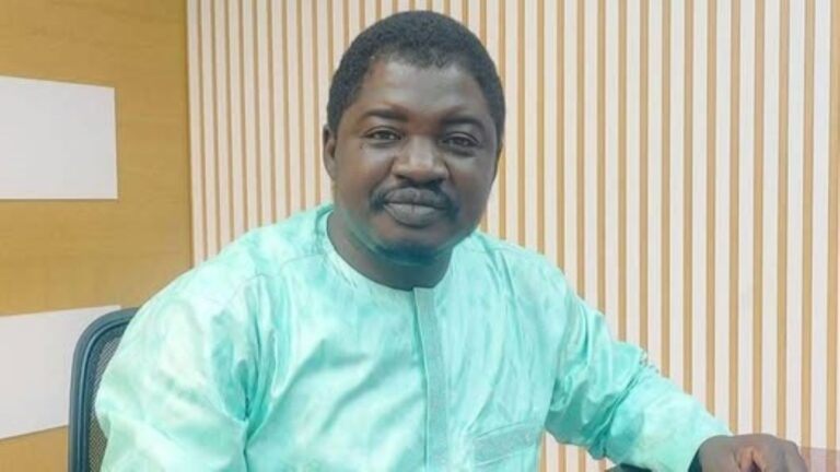 Depuis des années, Yalkoué est sur tous les fronts médiatiques. De la défense de la liberté de la presse aux plaidoyers pour de meilleures conditions de travail pour les journalistes, il incarne un engagement constant et sans concession. Sa présence active dans les débats, son courage face aux menaces, et sa capacité à rassembler en font une figure incontournable du paysage médiatique malien.